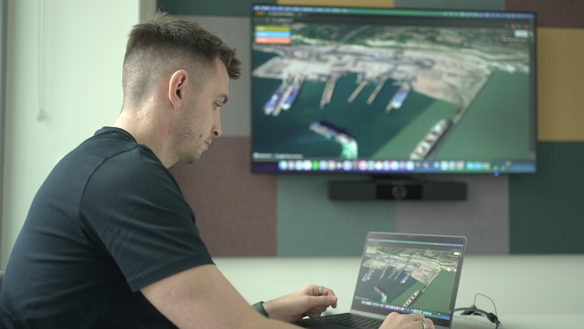 Daniel Mitchell, a TransiT researcher at University of Glasgow, using visualisation software as part of his digital twinning research at the Port of Dover.